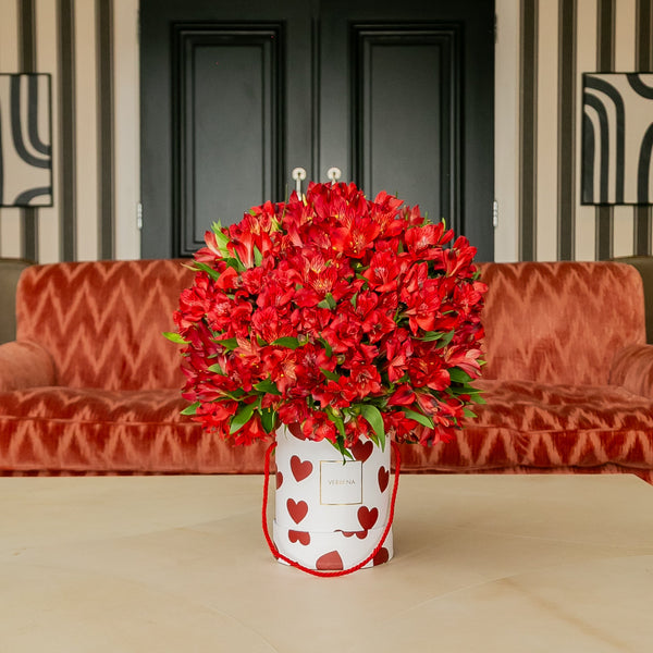 SWEET LOVE BOX COM 50 ALSTROEMERIAS VERMELHAS