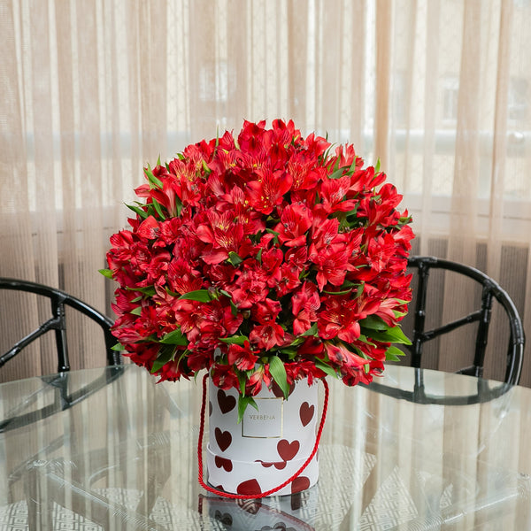 SWEET LOVE BOX COM 50 ALSTROEMERIAS VERMELHAS