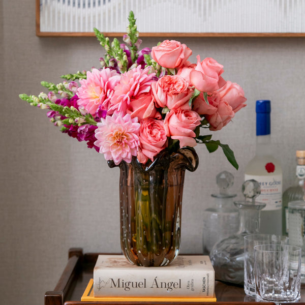 VASO MURANO ÂMBAR COM ROSAS INGLESAS, DALIAS E BOCAS DE LEÃO
