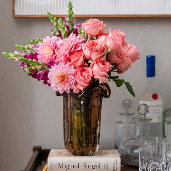 VASO MURANO ÂMBAR COM ROSAS INGLESAS, DALIAS E BOCAS DE LEÃO
