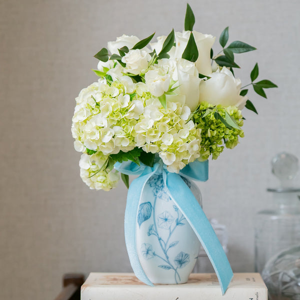 VASO PORCELANA CELESTE COM ROSAS, MINI ROSAS, HORTENSIAS E NANDINAS