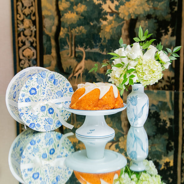 VASO PORCELANA CELESTE COM FLORES BRANCAS, BOLO DE LARANJA E BOLEIRA