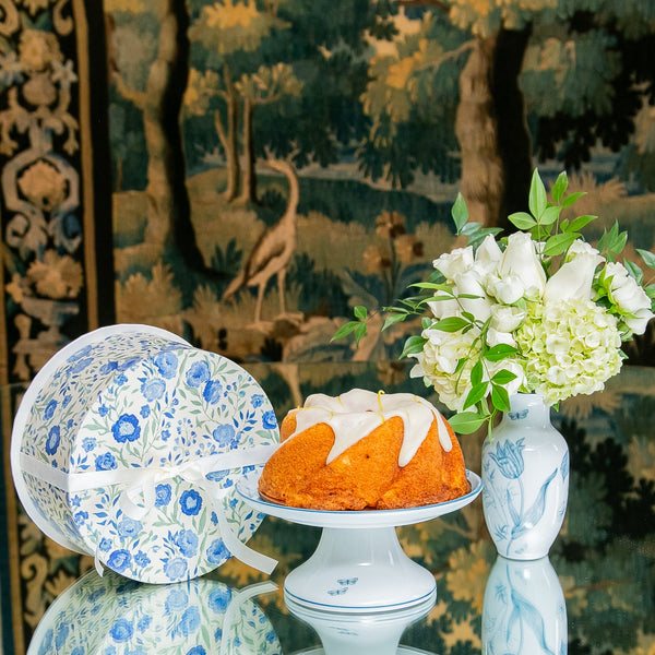 VASO PORCELANA CELESTE COM FLORES BRANCAS, BOLO DE LARANJA E BOLEIRA