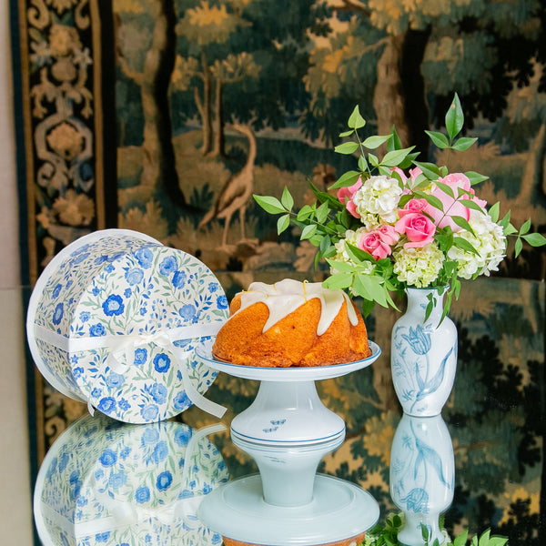 VASO PORCELANA CELESTE, BOLO DE LARANJA E BOLEIRA