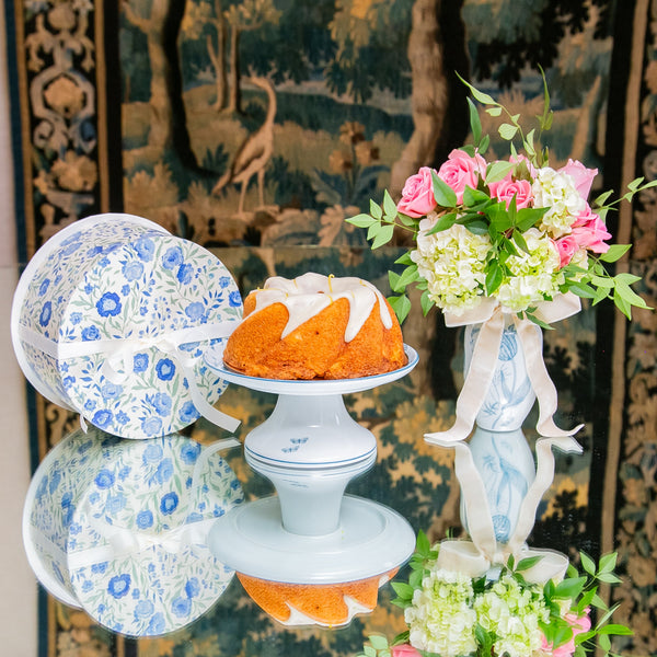 VASO PORCELANA CELESTE, BOLO DE LARANJA E BOLEIRA