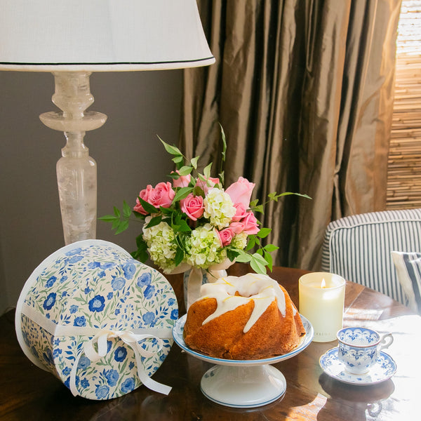 VASO PORCELANA CELESTE, BOLO DE LARANJA E BOLEIRA