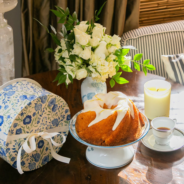 VASO PORCELANA CELESTE COM FLORES BRANCAS, BOLO DE LARANJA E BOLEIRA