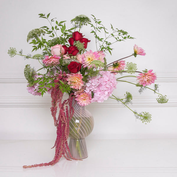 vaso de vidro verbena flores com flores em tons de  pink e vermelho