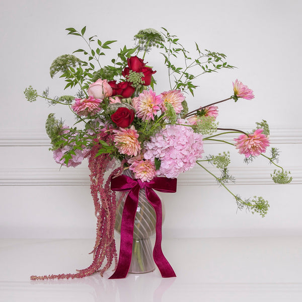 vaso de vidro com flores cor de rosa e laço de veludo verbena flores