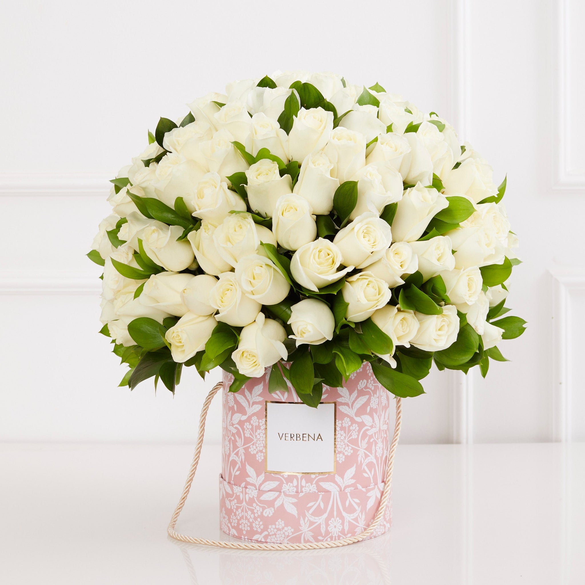 EULALIA HAT BOX COM 120 ROSAS BRANCAS