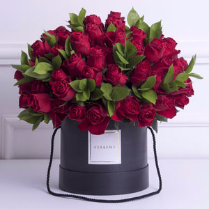 caixa redonda preta com rosas vermelhas