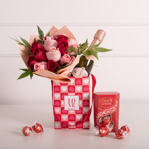 SWEET LOVE BOX WITH SPARKLING AND CHOCOLATE